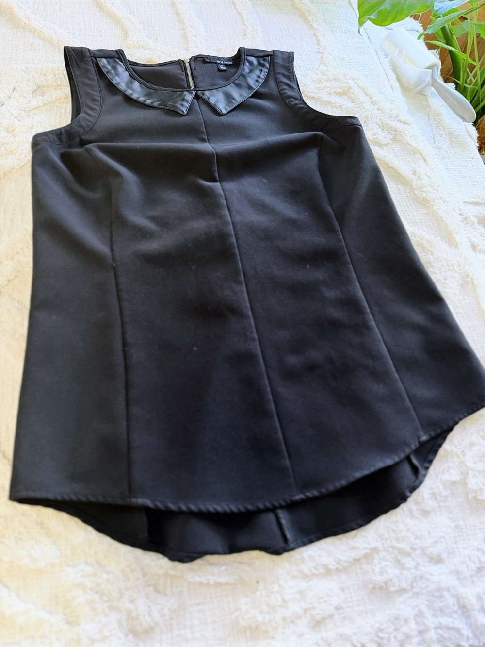Harvé Benard Black Faux Leather Peter Pan Collar Sleeveless Blouse Medium EUC